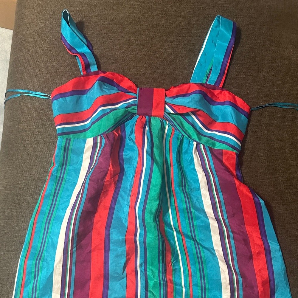 Beautiful, vibrant guess camisole. Size Xs.